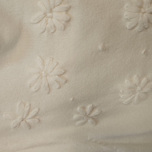 NWOT Cocobleu Embossed Flower Ivory Sweater Large - Picture 3 of 4